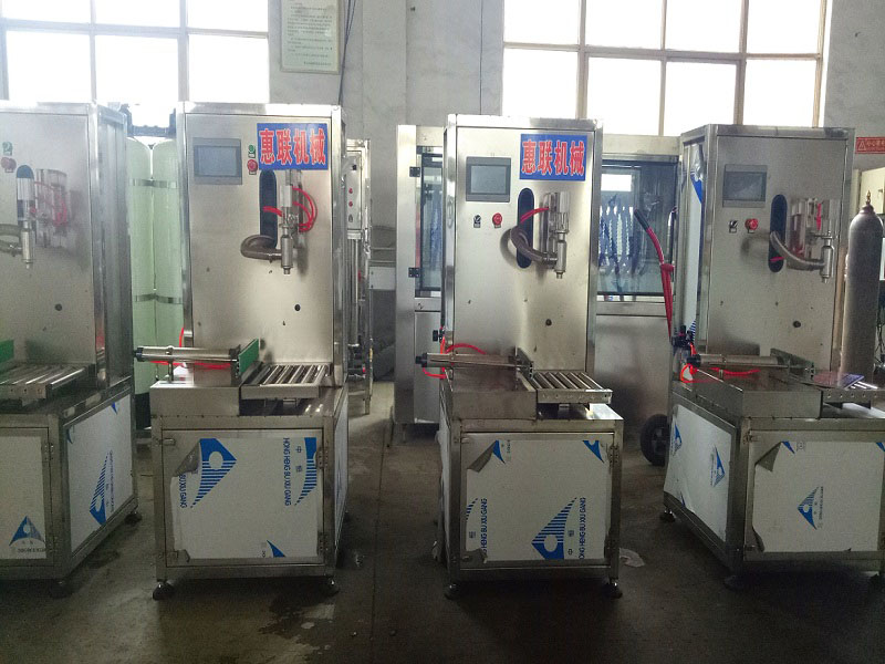 稱(chēng)重式大劑量白酒灌裝機(jī)